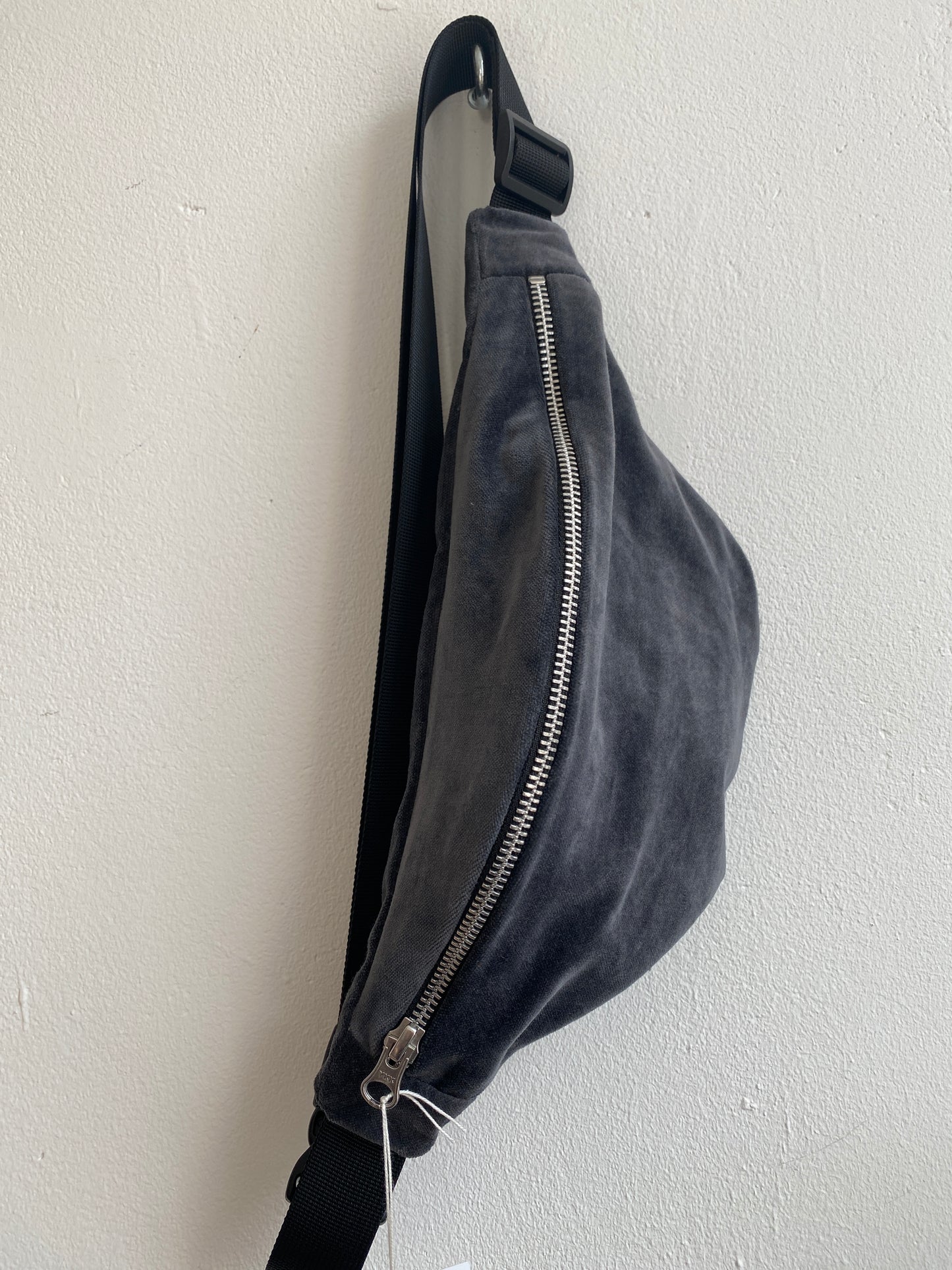 Bauchtasche Samt grau